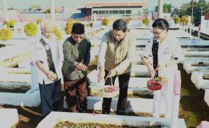 Kakanwil memimpin penghormatan kepada para pahlawan yang dilanjutkan dengan peletakan karangan bunga dan prosesi tabur bunga di pusara pahlawan