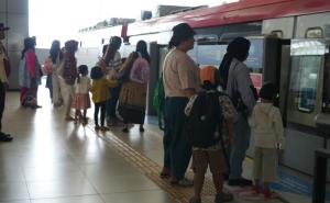 Hari Pertama Libur Panjang, Dukuh Atas dan Harjamukti Jadi Stasiun Terpadat LRT Jabodebek