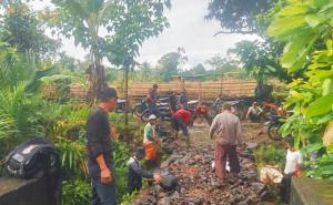 Warga Turan Tingging Patungan Perbaiki Jalan Usaha Tani yang Rusak Sejak 2008