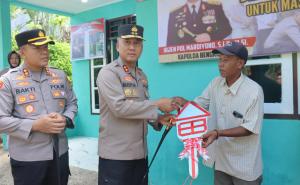 Wujud Kepedulian Sosial, Kapolda Bengkulu Bedah Rumah Warga dan Bantu Fasilitas Masjid
