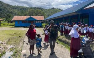Satgas Ops Damai Cartenz Gelar Patroli Dialogis dan Sambang ke SDN Bale, Perkuat Kedekatan Humanis dengan Masyarakat
