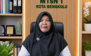 Kepala Madrasah Tsanawiyah Negeri (MTsN) 1 Kota Bengkulu, Dr. Diniah, M.Pd.Si.,