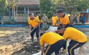 Polres Lebong Bersama Forkopimda Gelar Gerakan Indonesia Asri, Bersihkan SMPN 05 Lebong Pascabanjir