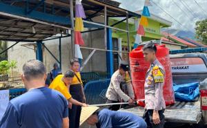 Polsek Lebong Tengah Salurkan 12 Ton Air Bersih untuk Warga Terdampak Banjir
