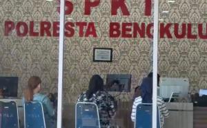 Ahli waris didampingi pengacara melapor ke Polresta Bengkulu terkait pengrusakan pagar dan segel di lahan yang diklaim milik ahli waris namun dijadikan kantor DPD II Partai Golkar Kota Bengkulu