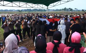 Kapolda Hadiri Upacara Pemakaman Bripka Anumerta Arya Supena yang Gugur Dalam Tugas