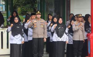 Polda Bengkulu Turunkan Pejabat Utama Jadi Pembina Upacara di Sekolah