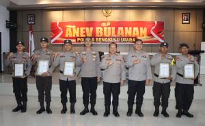  Kapolres Bengkulu Utara Apresiasi 5 Personel Melalui Penghargaan  