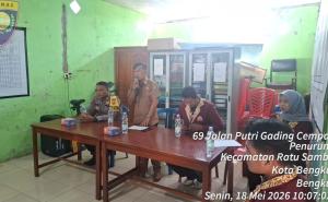 Polri Hadir di Tengah Masyarakat, Bhabin Penurunan Sambangi Mahasiswa KKN ikuti Pemaparan Program Kerja Mahasiswa KKN UINFAS