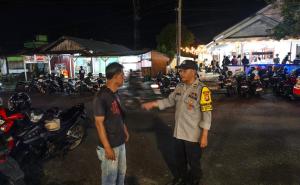 Bhabinkamtibmas Anggut Atas Sambangi Pusat Keramaian, Sampaikan Himbauan Kamtibmas