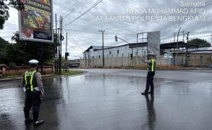 Satlantas Polresta Bengkulu Lakukan Pengaturan Arus Lalu Lintas di Simpang 4 Pantai Akibat Traffic Light Tidak Berfungsi