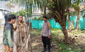 Bhabinkamtibmas Kelurahan Padang Jati Mediasi Sengketa Tanah Dan Sampaikan Himbauan Kamtibmas Kepada Warga