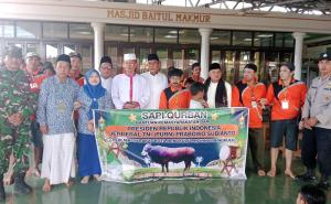 Bhabinkamtibmas Kelurahan Sumber Jaya Monitoring Penyerahan Sapi Bantuan Presiden RI di Masjid Baitul Makmur