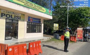 Personel Satlantas Polresta Bengkulu Laksanakan Pengaturan Lalu Lintas di Pos Pantai Panjang, Wujudkan Kamseltibcar Lantas yang Kondusif
