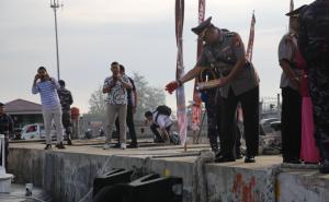 Polda Bengkulu Gelar Upacara Tabur Bunga di Perairan Bengkulu