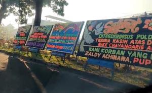 Karangan Bunga Dari Korban Arisan Bodong 