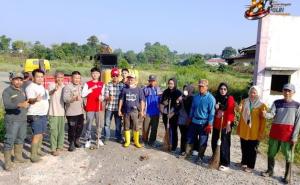Bhabinkamtibmas Polsek Selebar ajak  Warga Gelar Gotong Royong Bersihkan Lingkungan Betungan