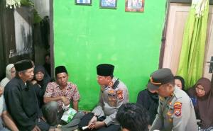 Kapolres Kaur mendatangi langsung rumah duka untuk menyampaikan belasungkawa kepada keluarga korban