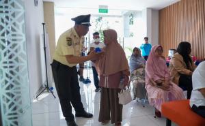 Melayani Sepenuh Hati, Security BRI BO Otista Hadirkan Kenyamanan bagi Nasabah Pensiunan