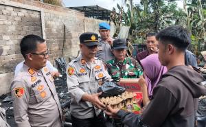  Kapolsek Padang Ulak Tanding Salurkan Bantuan untuk Korban Kebakaran Rumah