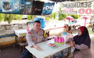  Aiptu Al Hady Firmansyah melaksanakan kegiatan sambang dengan metode Door to Door System (DDS) dan tatap muka kepada warga