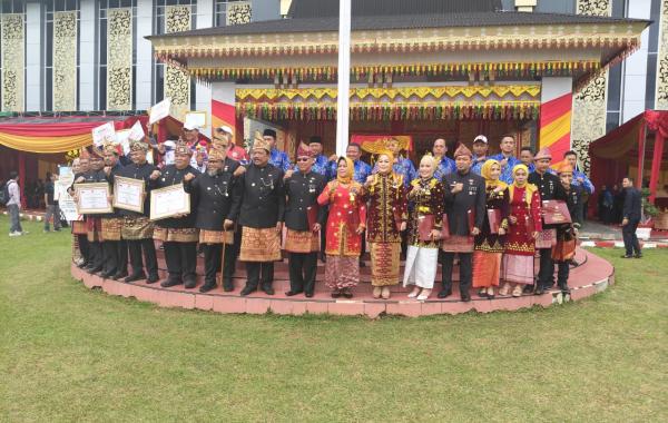 Kades Air Simpang Ikuti Upacara HUT Provinsi Bengkulu, Simbolis Terima Batik dari Gubernur