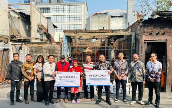 BRI Branch Office Otista dan BRINS Serahkan Simbolis Klaim Asuransi kepada Nasabah Terdampak Kebakaran