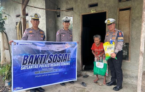 Satlantas Polres Rejang Lebong Bagikan 100 Paket Sembako kepada Warga