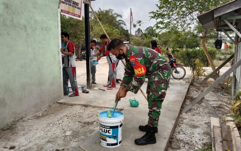 Wujudkan Sinergitas Wilayah, Babinsa Bantu Pengecatan Kantor Desa