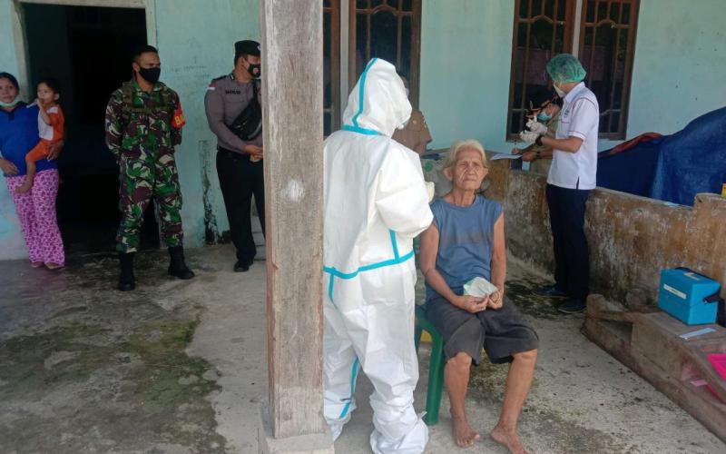 Wujud kedekatan Babinsa dengan warga di desa binaan 