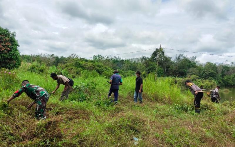 Babinsa Bersama Masyarakat Desa Binanannya Melakukan Karya Bakti