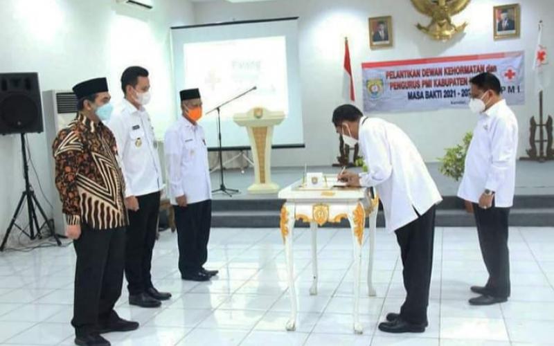 Ketua PMI Jawa Tengah menandatangani berita acara