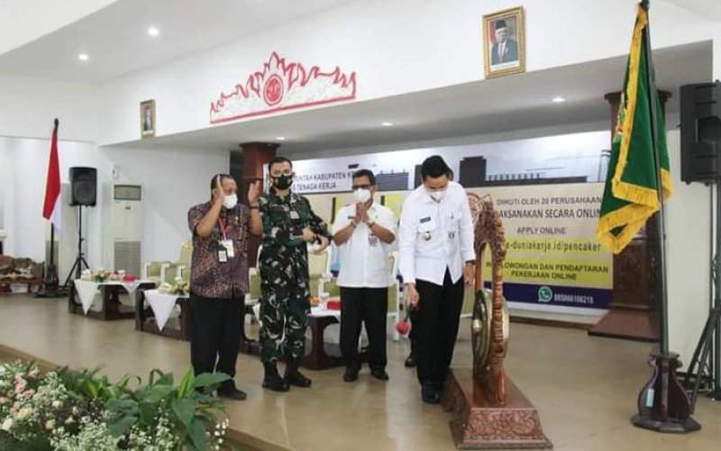 Pemerintah Kabupaten Kendal melalui Dinas Tenaga Kerja menggelar Job Fair Online 2021, Rabu (16/06/2021) bertempat di Pendopo Tumenggung Bahurekso Kendal