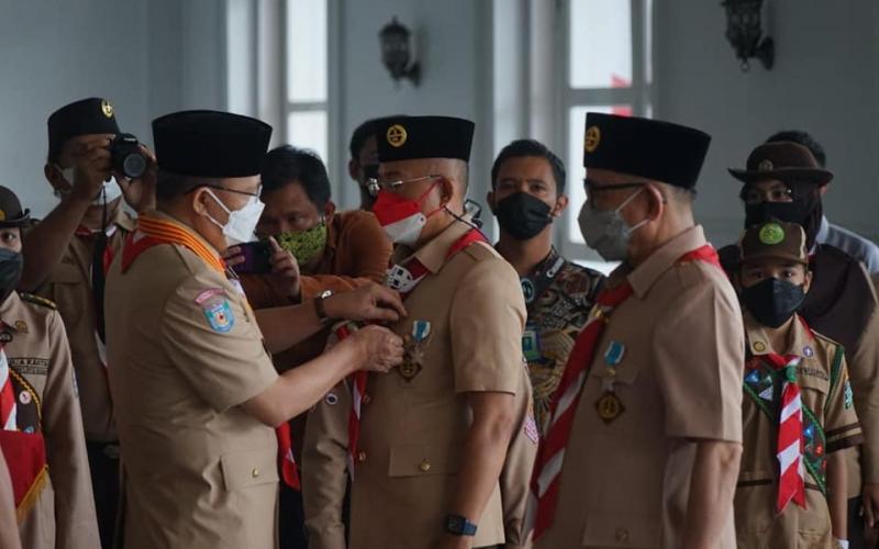 Bupati Gusnan Mulyadi Terima Penghargaan Lencana Dharma Bakti Dari Gubernur Open configuration options