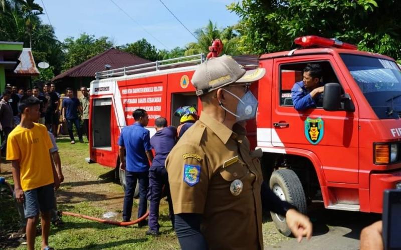 Bupati Gusnan Kunjungi Warganya yang Terkena Musibah Kebakaran