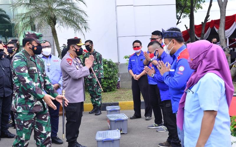 Panglima TNI Marsekal Hadi Tjahjanto dan Kapolri Jenderal Listyo Sigit Prabowo Meninjau Pelaksanaan Vaksinasi Massal