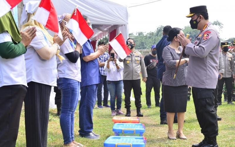 Kapolri Jenderal Polisi Drs Listyo Sigit Prabowo MSi Distribusikan 1000 Paket Sembako Untuk Masyarakat di Tangerang