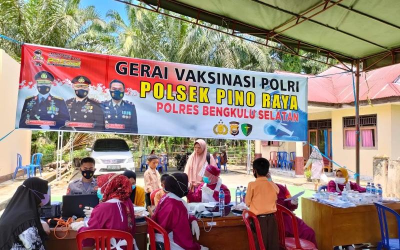 Vaksinasi Mobile Polres Bengkulu Selatan Diserbu Siswa Sekolah