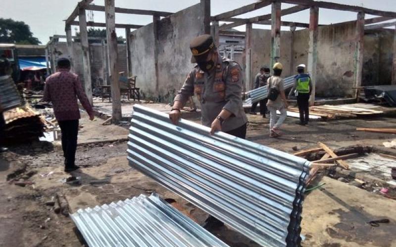  Pembongkaran bangunan bekas kebakaran Pasar Tradisional Purwodadi mulai dikerjakan