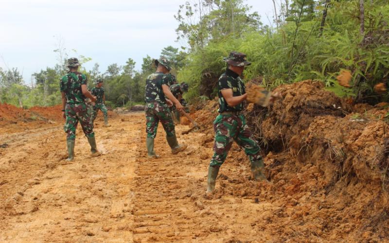 Kejar Target, Personel Satgas TMMD Lakukan Gotong Royong Ratakan Badan Jalan