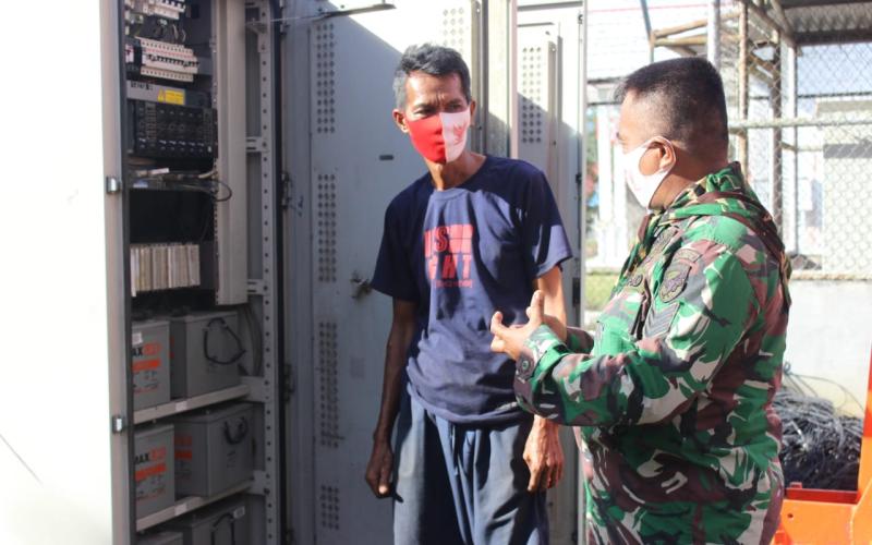 Internet Eror, Anggota Satgas TMMD Temui Mekanik Provider