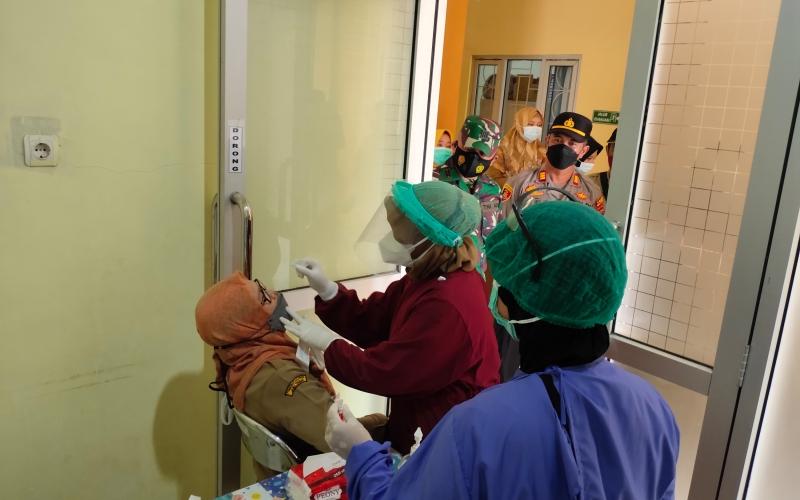 Puluhan guru SD dan SMP di Blora Mengikuti Swab PCR dan Antigen jelang Pembelajaran Tatap Muka Terbatas
