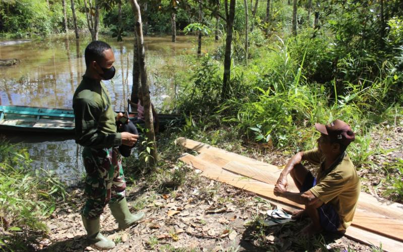 Aksi Kegiatan Sosial Praka Ngudi Setiyanto di Sela-Sela Aktivitas TMMD Reguler ke 112