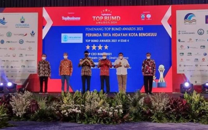 Walikota Helmi Hattrick Penghargaan Top Pembina BUMD