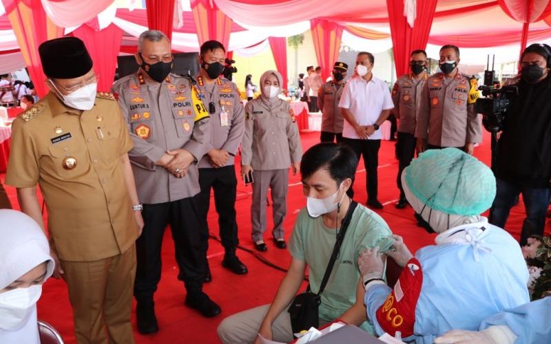 Kapolda Bengkulu Tinjau Vaksinasi dan Bakti Sosial Alumni Akpol 1997