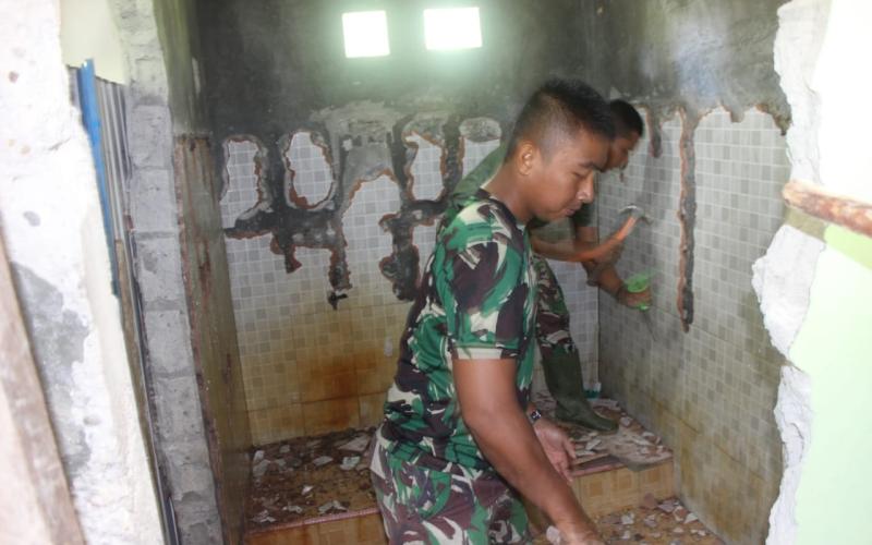 Satgas TMMD Kebut Perehaban MCK Masjid Al Ikhlas