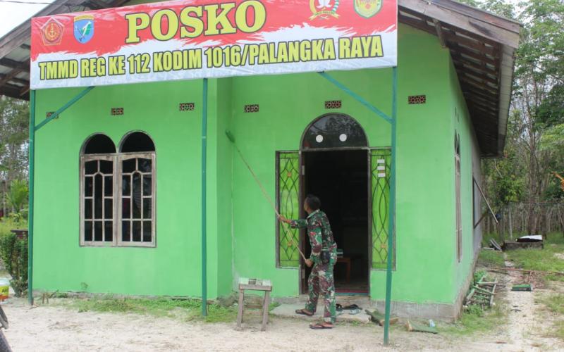 Personel Satgas Lakukan Pengecatan Posko TMMD Reguler Ke 112 