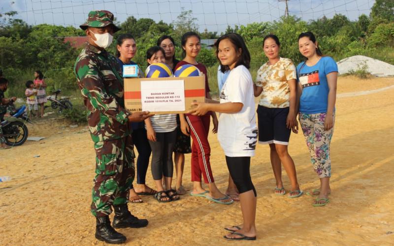Personel TMMD Serahkan Net dan Bola Voly Untuk Warga Kampuri