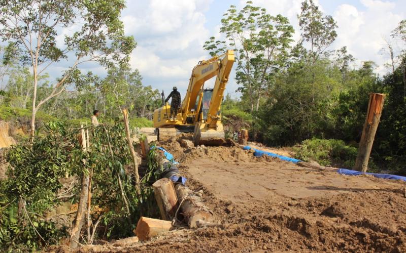 Dansatgas TMMD Tinjau Pembangunan Jembatan Penghubung Desa Kampuri