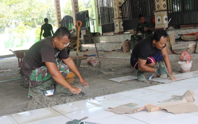 Satgas TMMD Pasang Keramik Bagian Luar Masjid Al Ikhlas